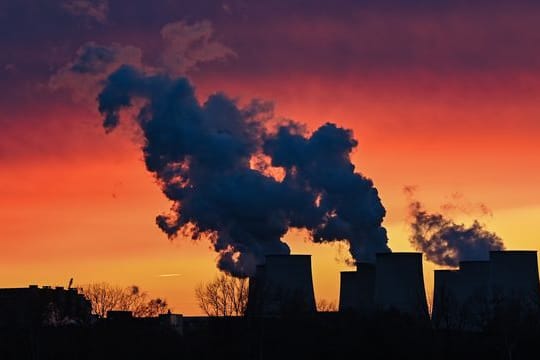 Farbenprächtig leuchten die Wolken im Sonnenuntergang über den Kühltürmen des Braunkohlekraftwerks Jänschwalde der Lausitz Energie Bergbau AG (LEAG).