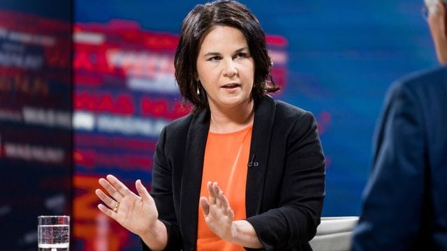 Annalena Baerbock, Kanzlerkandidatin von Bündnis 90/Die Grünen, spricht in der ZDF-Sendung "Was nun,. Annalena Baerbock, Kanzlerkandidatin von Bündnis 90/Die Grünen, spricht in der ZDF-Sendung "Was nun,.