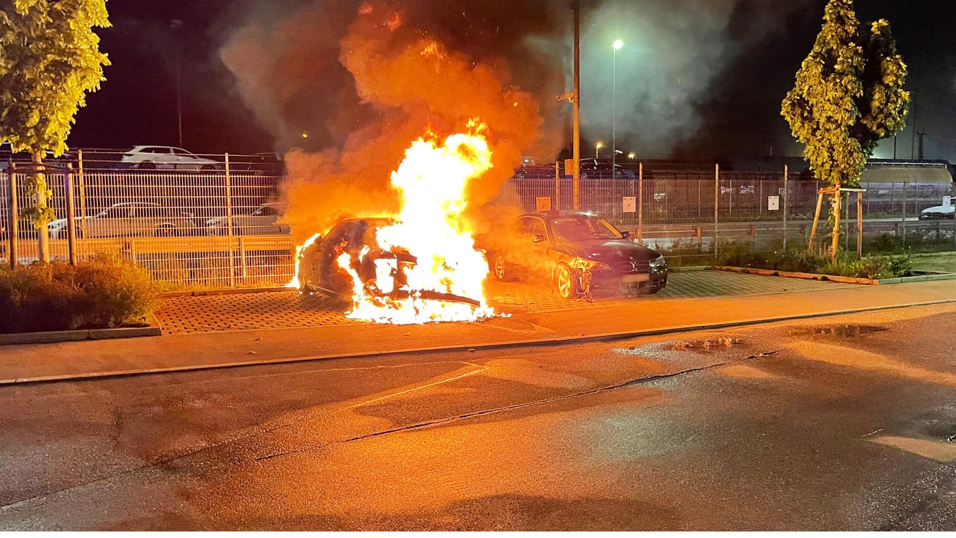 Der Pkw steht in Flammen: Die Polizei ermittelt nach dem Totalschaden.
