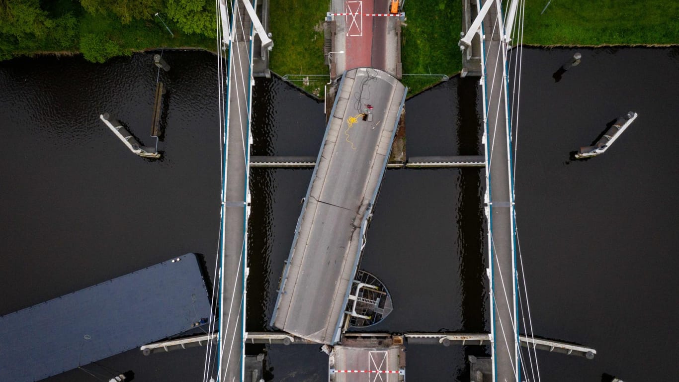 Luftaufnahmen zeigen den Schaden an der Gerrit Krol-Brücke in Groningen: Zeugen des Unfalls berichteten von einem lauten Knall und einer Erschütterung.