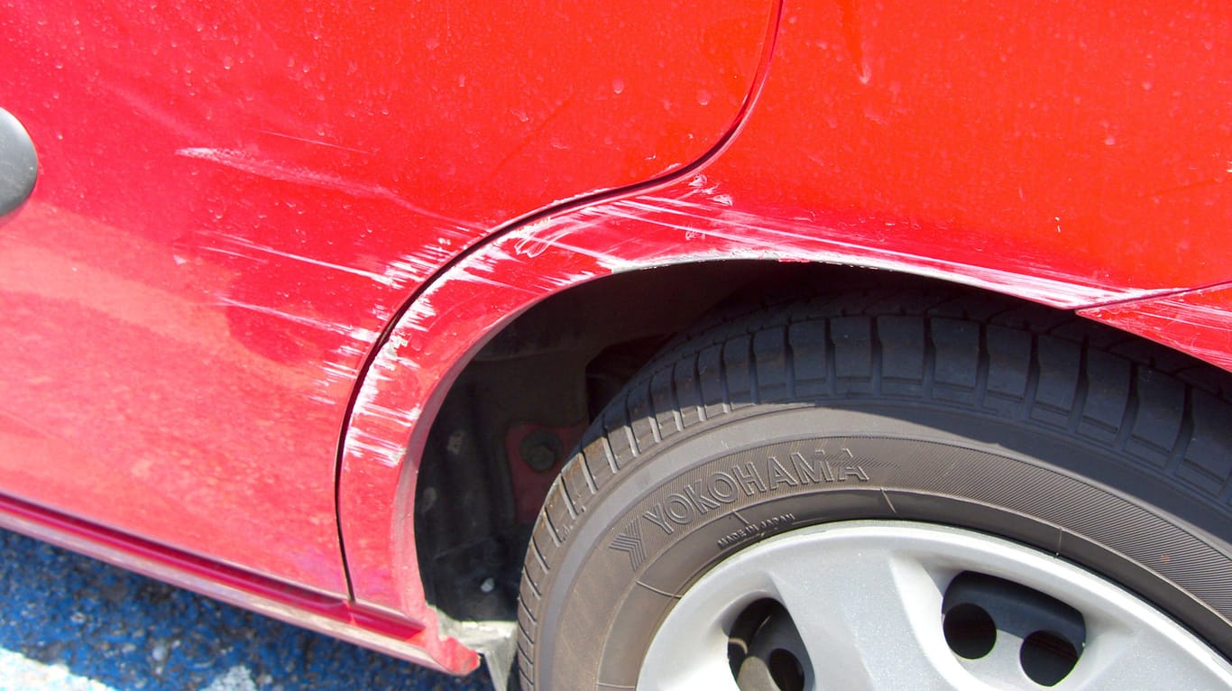 Kratzer an einem roten Auto (Symbolbild): Protokollieren Sie bestehende Schäden am Auto, bevor Sie den Wagen mitnehmen.