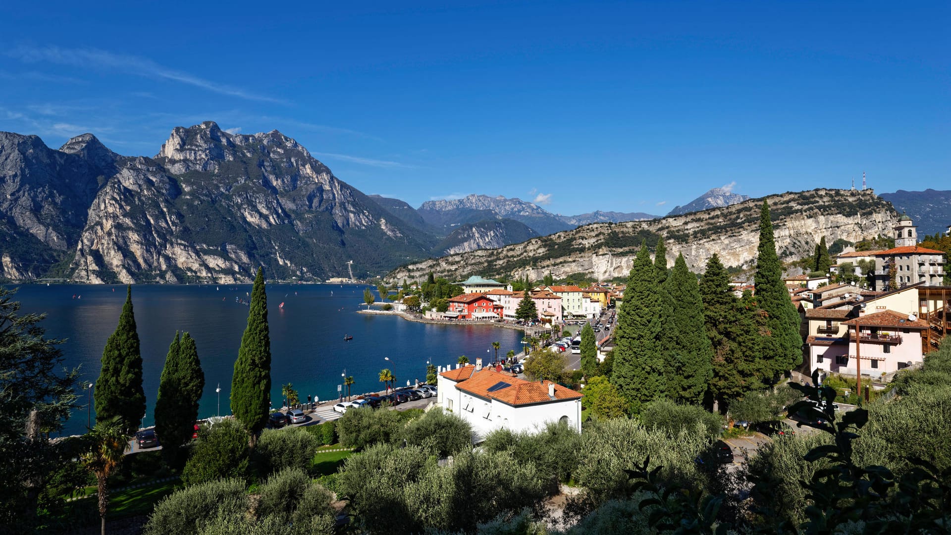 Gardasee in Italien: Blick auf die Berge und den beliebten Ferienort Torbole.