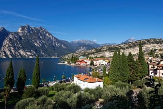 Gardasee in Italien: Blick auf die Berge und den beliebten Ferienort Torbole.