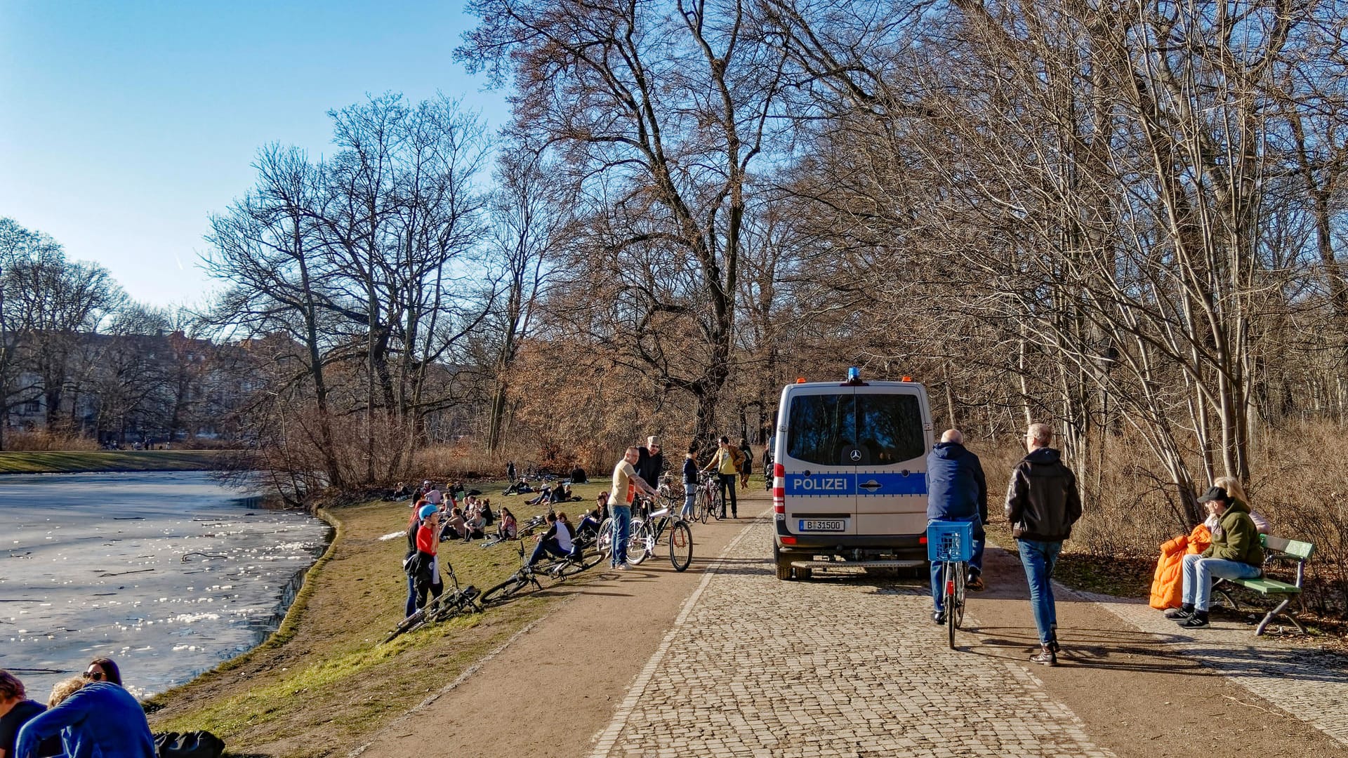 Die Polizei kontrolliert die Einhaltung der Corona-Regeln im Treptower Park (Archivbild): Bei einer Party mit 300 Gästen musste die Polizei Platzverweise aussprechen. Die Polizei kontrolliert die Einhaltung der Corona-Regeln im Treptower Park (Archivbild): Bei einer Party mit 300 Gästen musste die Polizei Platzverweise aussprechen.