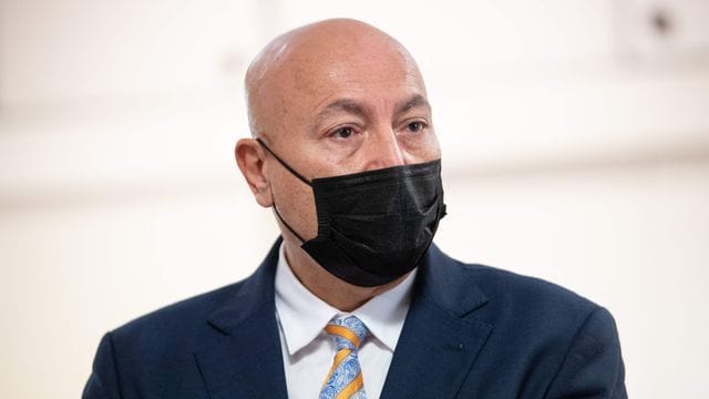 Eric Maurel, Staatsanwalt von Nimes, spricht bei einer Pressekonferenz.