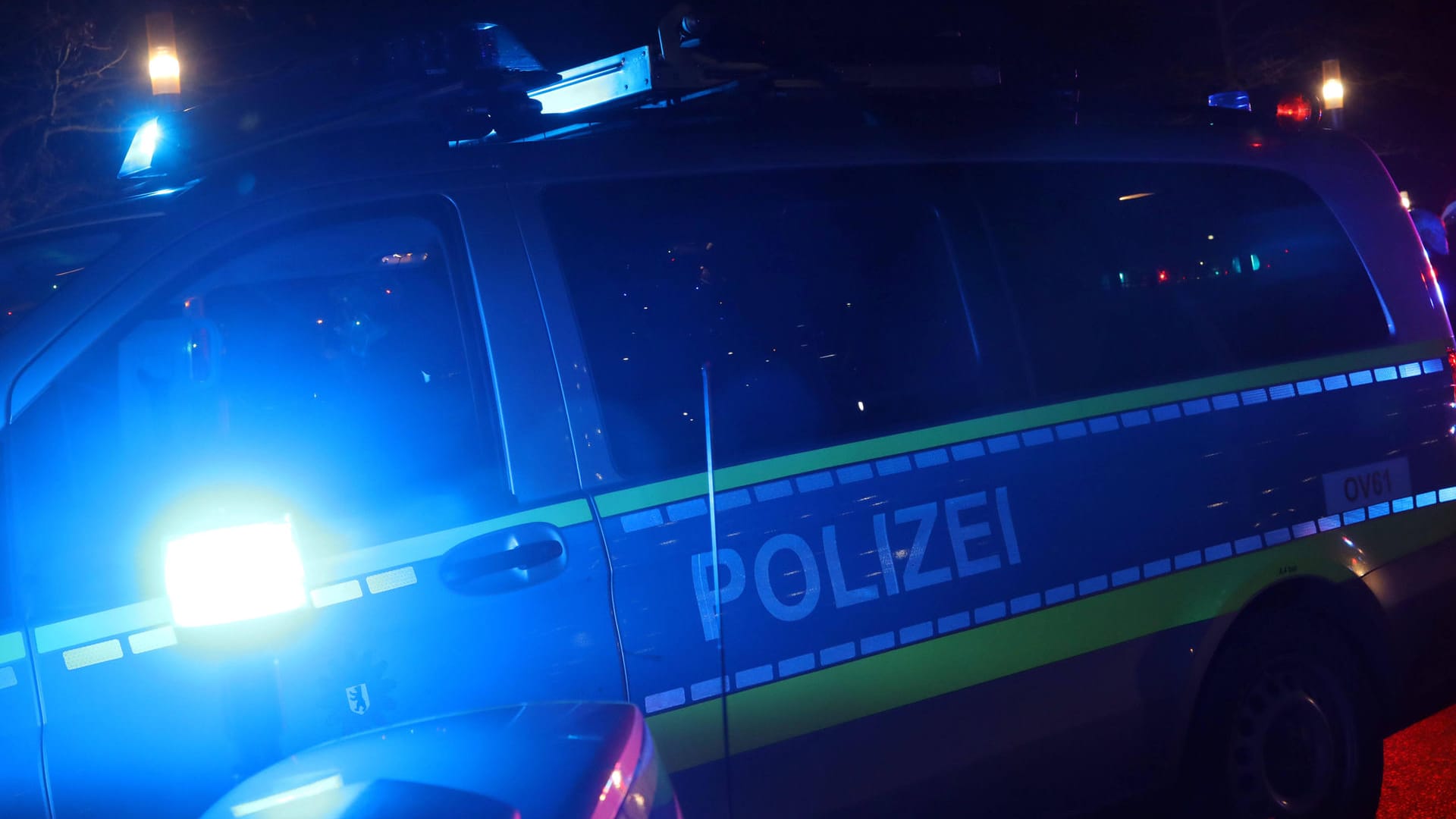Ein Polizeiwagen mit Blaulicht in der Nacht (Symbolbild): Nach dem versuchten Aufbruch eines Geldautomaten in Köln sind zwei Täter noch auf der Flucht. Ein Polizeiwagen mit Blaulicht in der Nacht (Symbolbild): Nach dem versuchten Aufbruch eines Geldautomaten in Köln sind zwei Täter noch auf der Flucht.