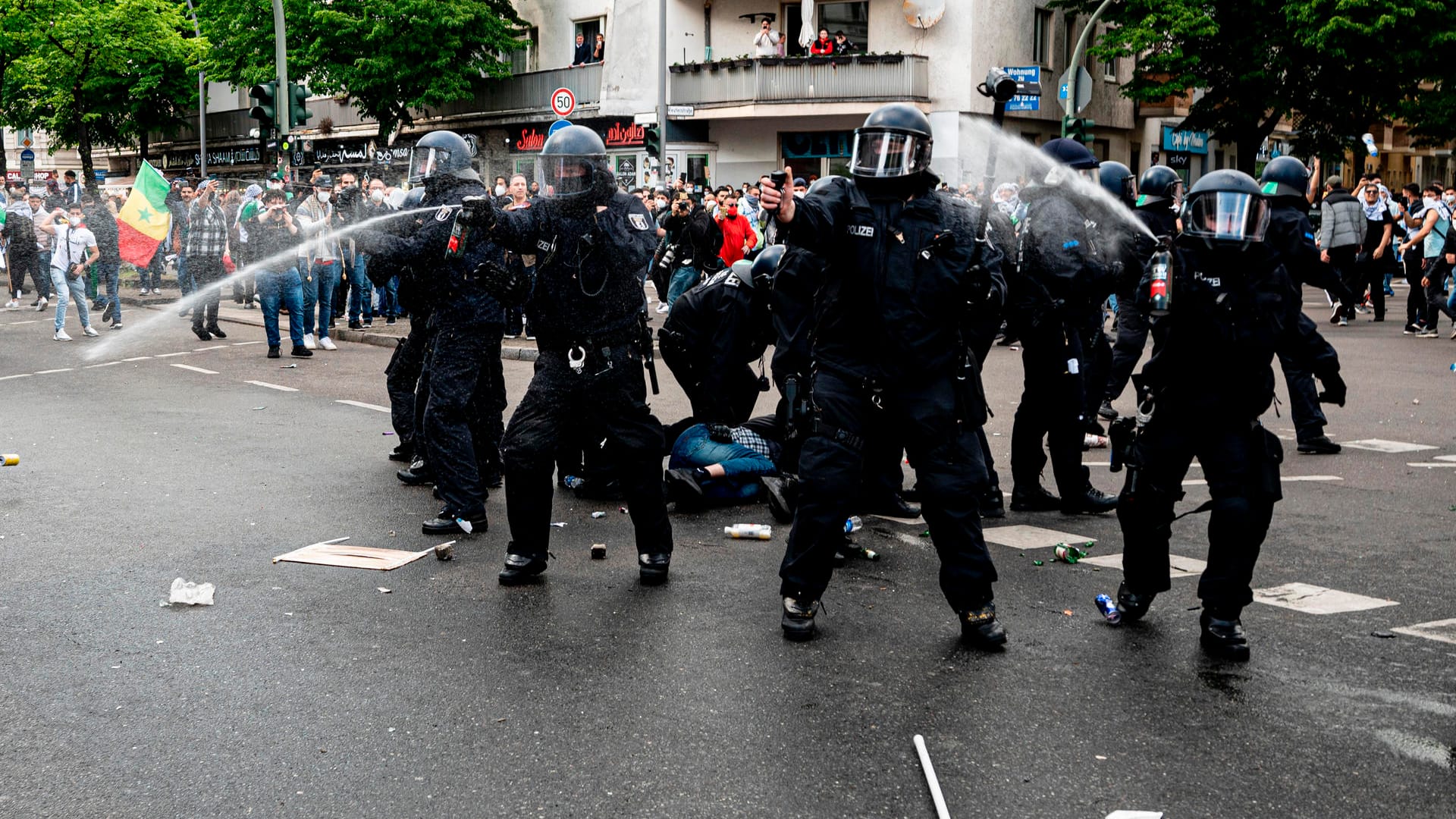 Die Polizei benutzt während der Demonstration verschiedener palästinensischer Gruppen in Neukölln Pfefferspray: Bei den Protesten sind 93 Polizeibeamte verletzt worden.