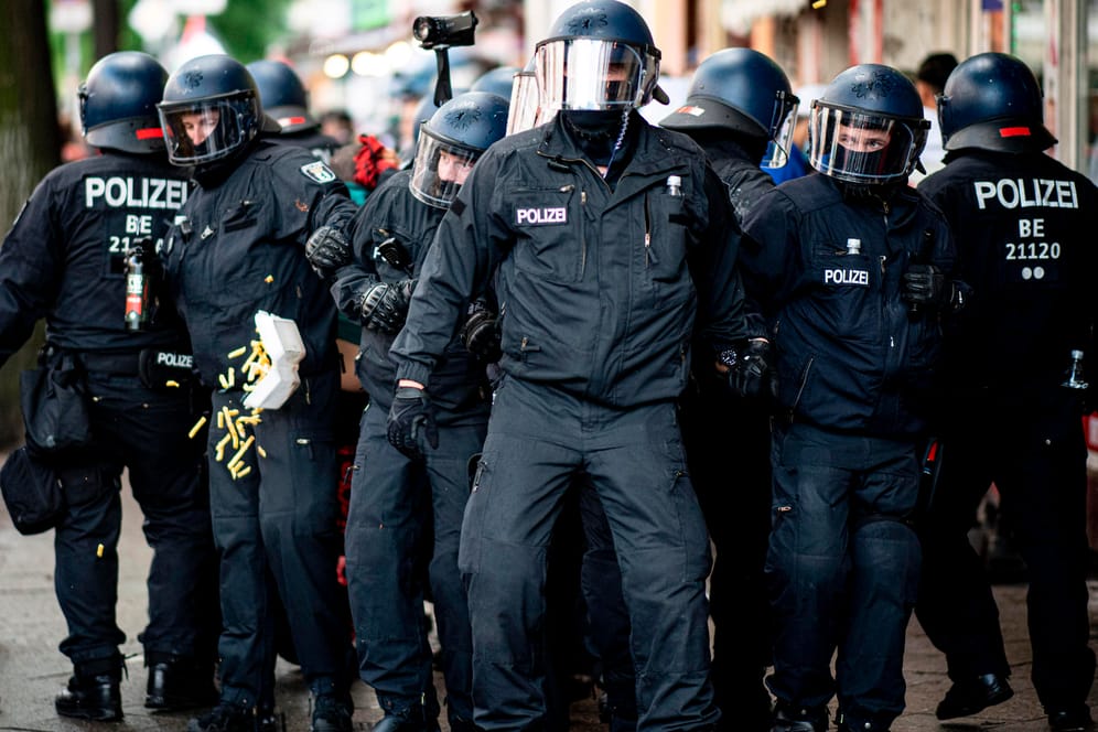 Polizisten werden von Teilnehmern der Demonstrationen verschiedener palästinensischer Gruppen in Neukölln von Gegenständen und einer Schachtel mit Pommes frites abgeworfen: Tausende waren nach Neukölln gekommen, um zu protestieren.