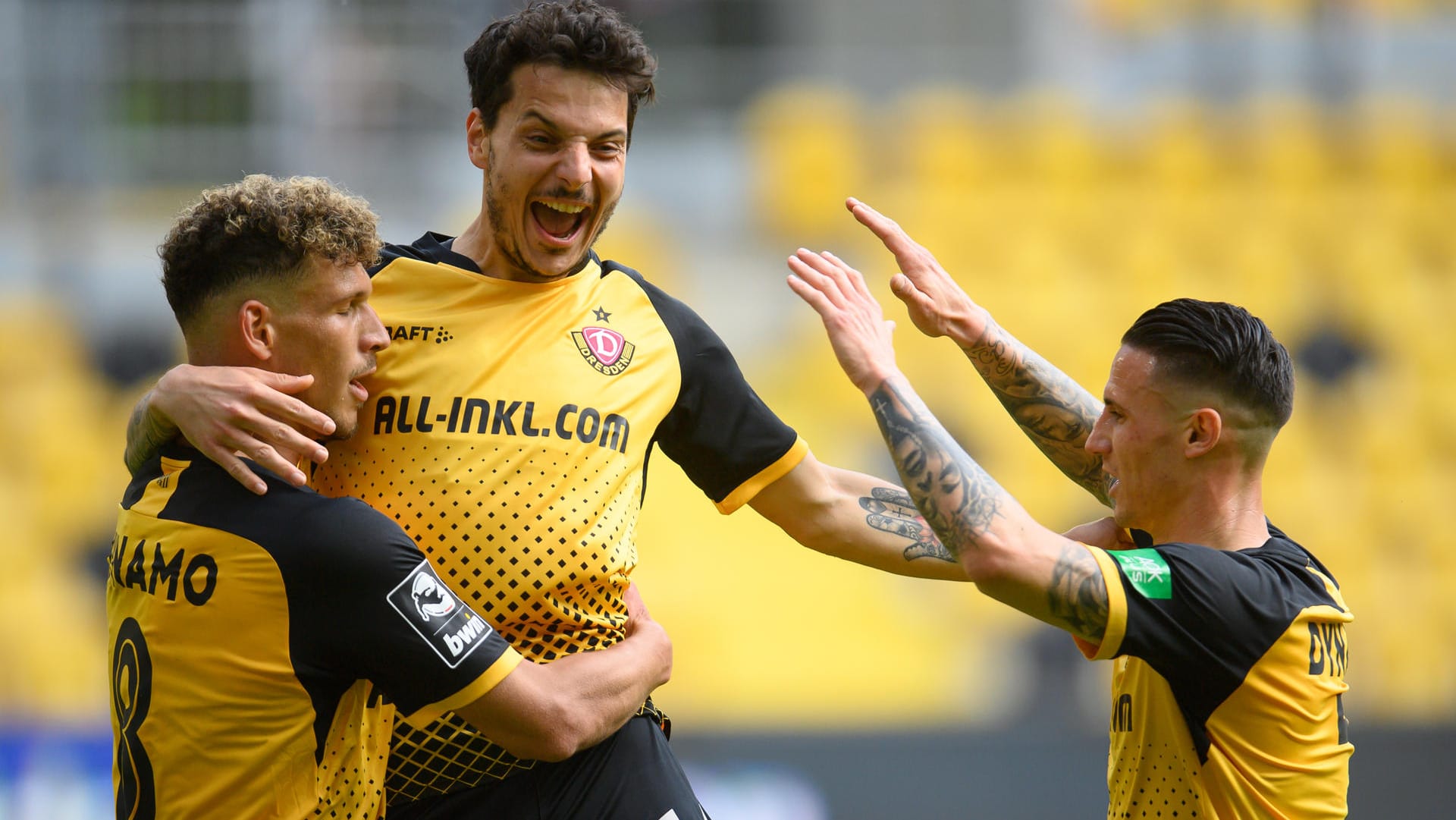 Pure Freude: Dynamos Heinz Mörschel (l.) jubelt mit Philipp Hosiner (M.) und Panagiotis Vlachodimos über sein Tor zum 3:0 gegen München.