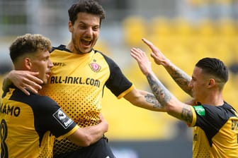 Pure Freude: Dynamos Heinz Mörschel (l.) jubelt mit Philipp Hosiner (M.) und Panagiotis Vlachodimos über sein Tor zum 3:0 gegen München.