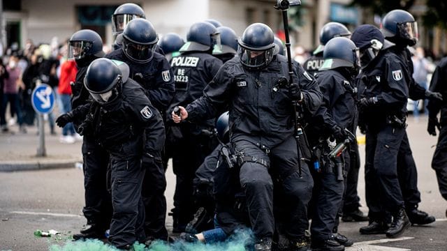 Die Polizei halten eine Teilnehmerin der Demonstration verschiedener palästinensischer Gruppen in Neukölln fest. Die Polizei halten eine Teilnehmerin der Demonstration verschiedener palästinensischer Gruppen in Neukölln fest.