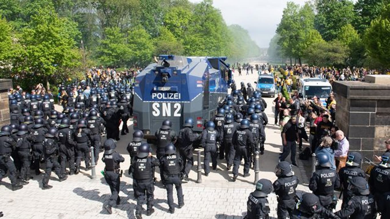 Die Polizei ging mit Wasserwerfern gegen Dresdner Fans vor.