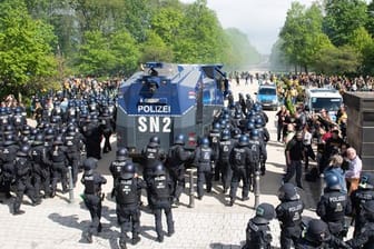 Die Polizei ging mit Wasserwerfern gegen Dresdner Fans vor.