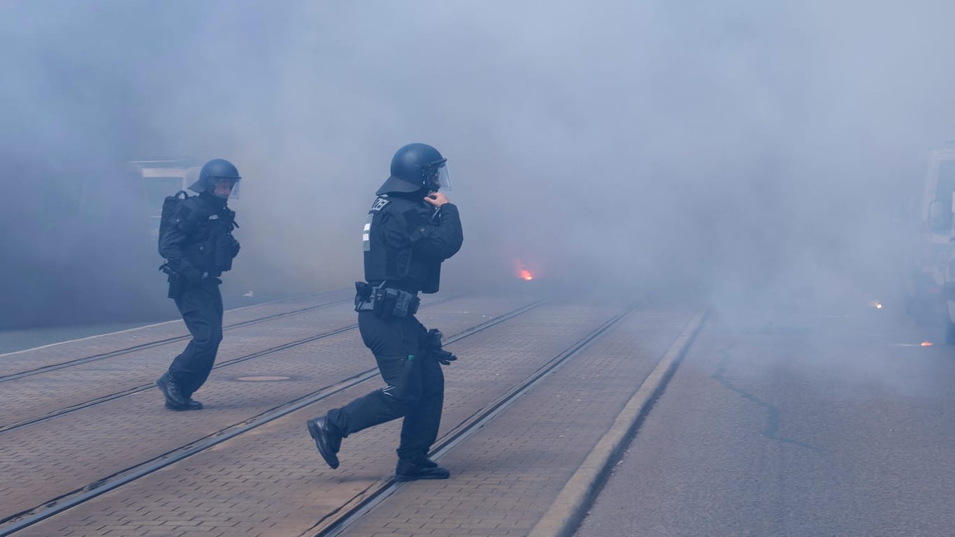 Schwere Sicht: Am Dynamo-Stadion zündeten mehrere Personen Pyrotechnik, sodass die Polizisten kaum noch etwas erkennen konnten.