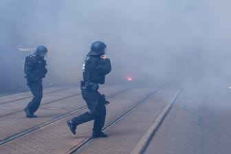 Schwere Sicht: Am Dynamo-Stadion zündeten mehrere Personen Pyrotechnik, sodass die Polizisten kaum noch etwas erkennen konnten.