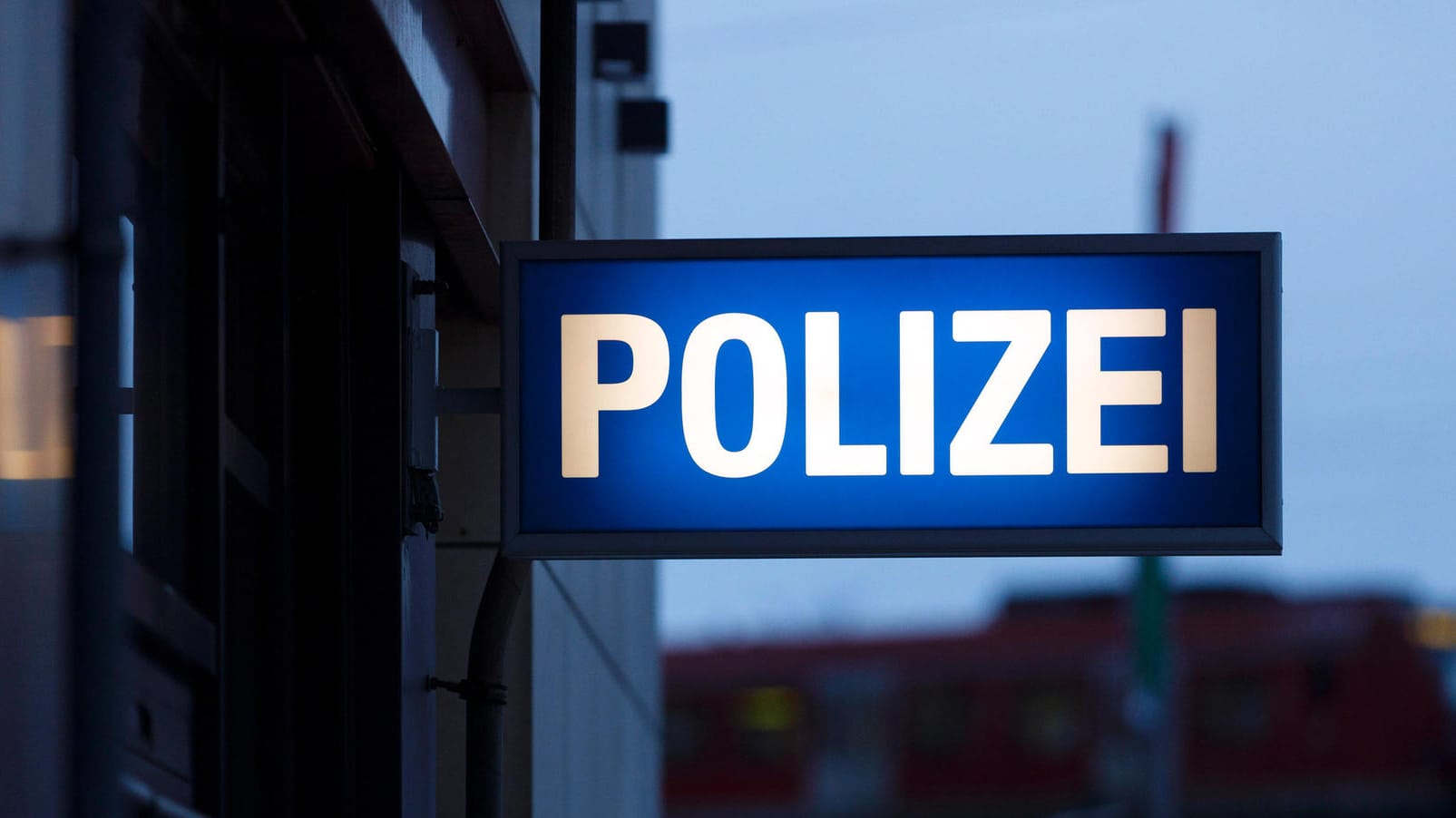 Nach dem Unfall sperrte die Polizei die A2 in Richtung Hannover für die Rettungs- und Bergungsarbeiten – es bildete sich ein kilometerlanger Stau. Nach dem Unfall sperrte die Polizei die A2 in Richtung Hannover für die Rettungs- und Bergungsarbeiten – es bildete sich ein kilometerlanger Stau.