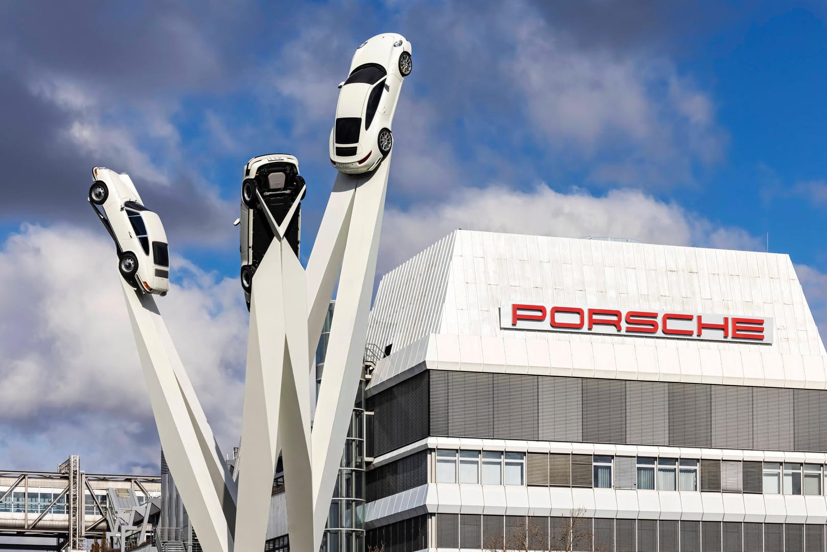 Porsches Hauptverwaltung in Stuttgart: Zukünftig werden hier wohl weniger Mitarbeiter sein. Porsches Hauptverwaltung in Stuttgart: Zukünftig werden hier wohl weniger Mitarbeiter sein.