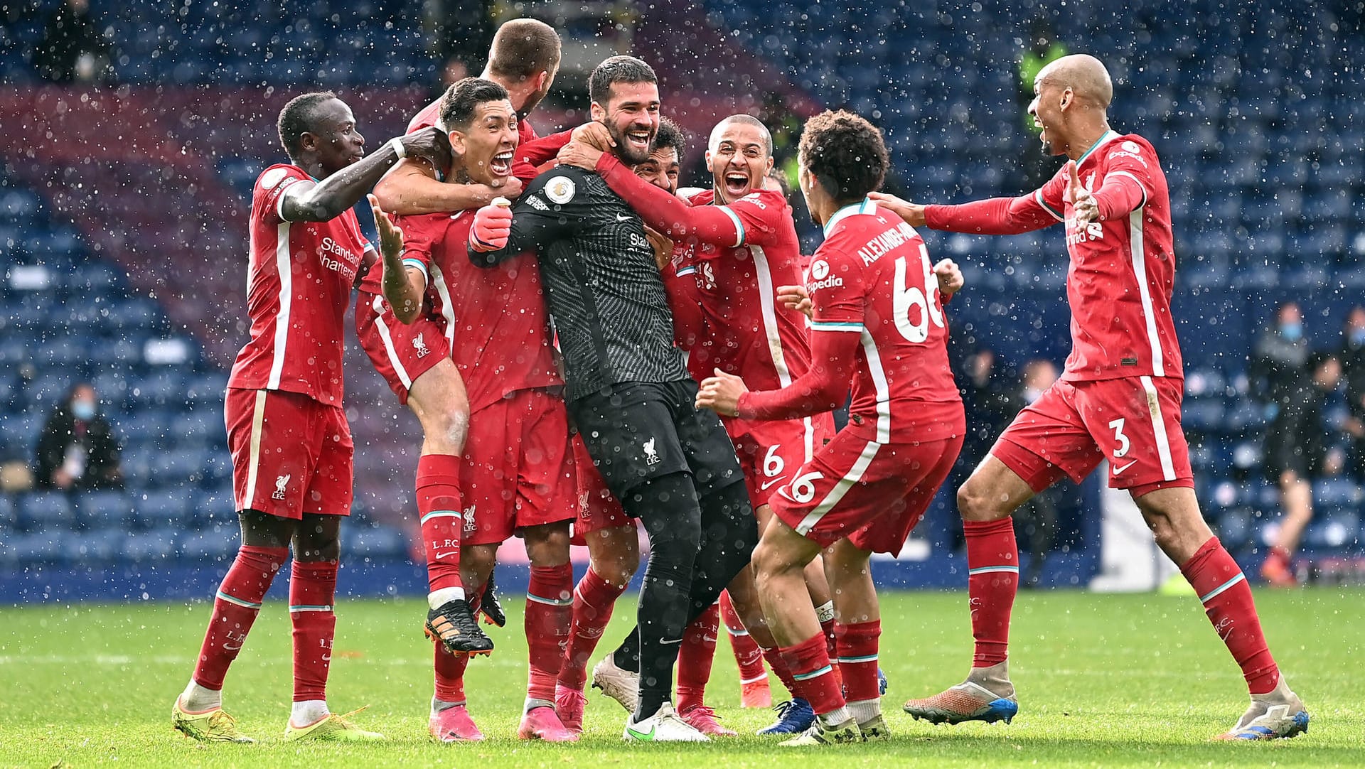 Riesenjubel in Liverpool: Keeper Alisson (M.) sorgte für den späten Sieg.