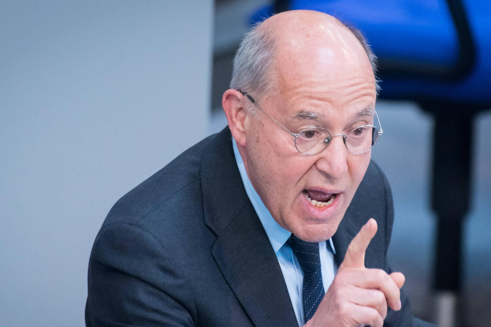 Gregor Gysi bei einer Rede im Bundestag: Der Politiker der Linkspartei fordert ein Ende von deutschen Waffenlieferungen nach Israel(Archivfoto).