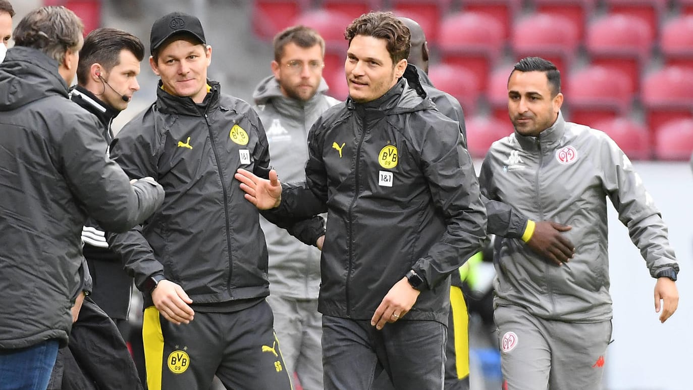 Edin Terzic (M.): Der Trainer führte Dortmund erst zum Pokalsieg und dann zur Champions-League-Qualifikation.