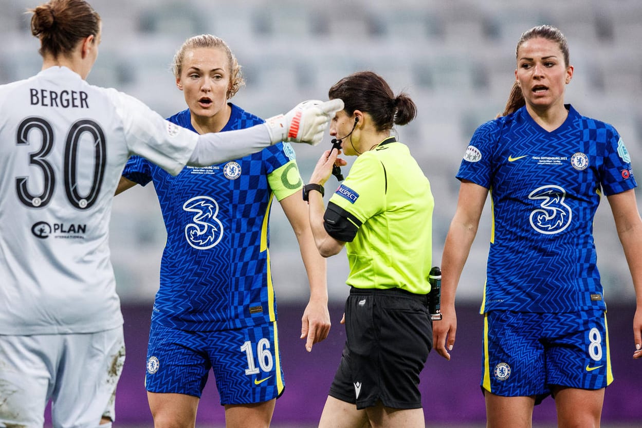 Champions-League-Traum geplatzt: Melanie Leupolz (r.) und Ann-Katrin Berger (Nr. 30) kassierten mit Chelsea gegen Barcelona eine deutliche Niederlage.