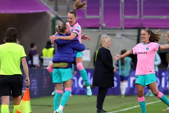 Spielerinnen des FC Barcelona feiern das Tor zum 4:0.