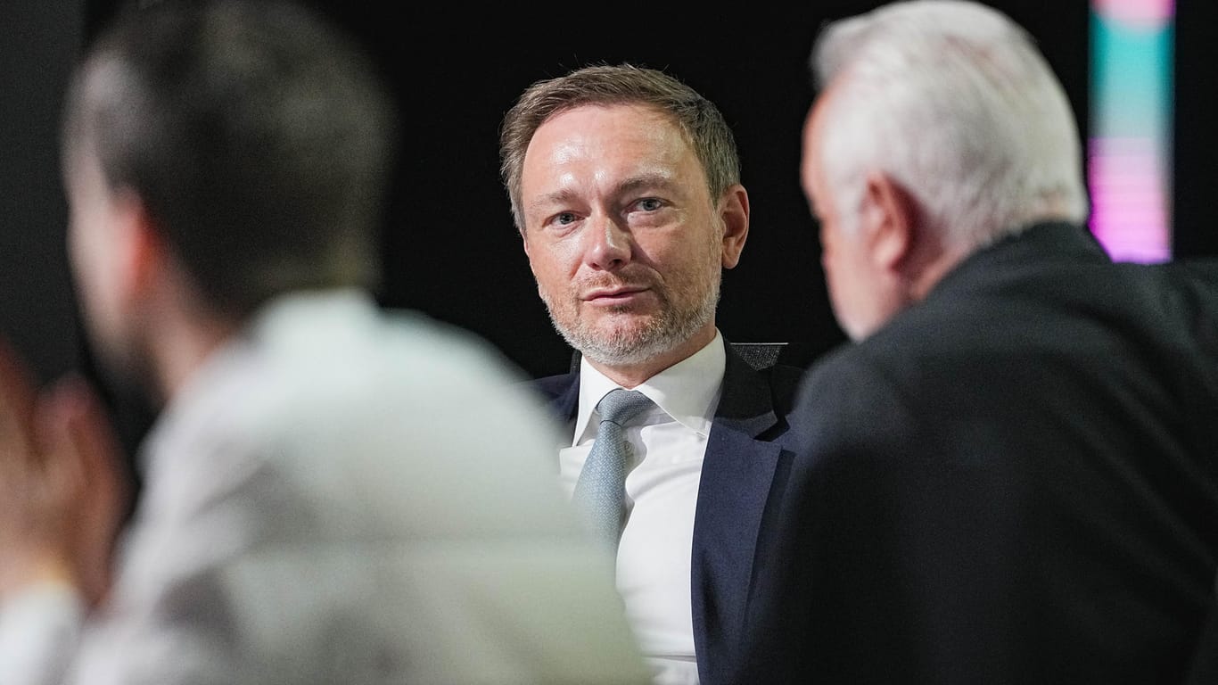 Christian Lindner spricht mit Wolfgang Kubicki beim Bundesparteitag der FDP