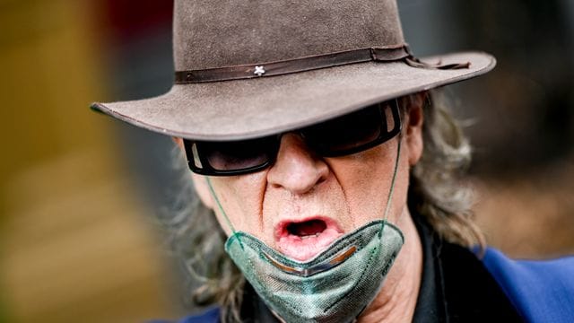 Udo Lindenberg mit Hut, Brille und Maske (2020).