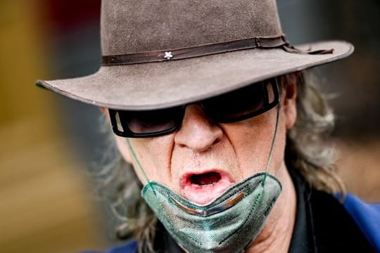 Udo Lindenberg mit Hut, Brille und Maske (2020).