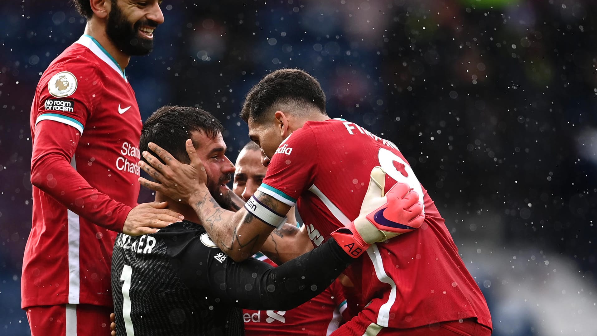 Die Liverpooler Mannschaftskollegen beglückwünschen Torwart Alisson zum Siegtreffer geben Wet Brom.