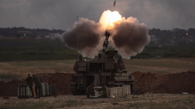 Eine israelische Artillerieeinheit feuert an der Grenze zu Gaza auf Ziele im Gazastreifen. Eine israelische Artillerieeinheit feuert an der Grenze zu Gaza auf Ziele im Gazastreifen.