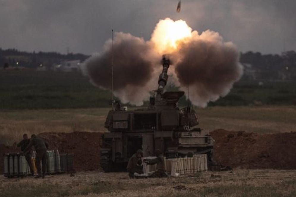 Eine israelische Artillerieeinheit feuert an der Grenze zu Gaza auf Ziele im Gazastreifen.