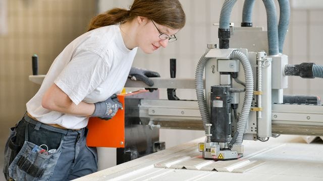 Arbeit an der Fräsmaschine: Wer wie Alexandra Garre Trockenbaumonteur werden will, sollte ein gutes räumliches Vorstellungsvermögen und Interesse an handwerklichen Tätigkeiten mitbringen.