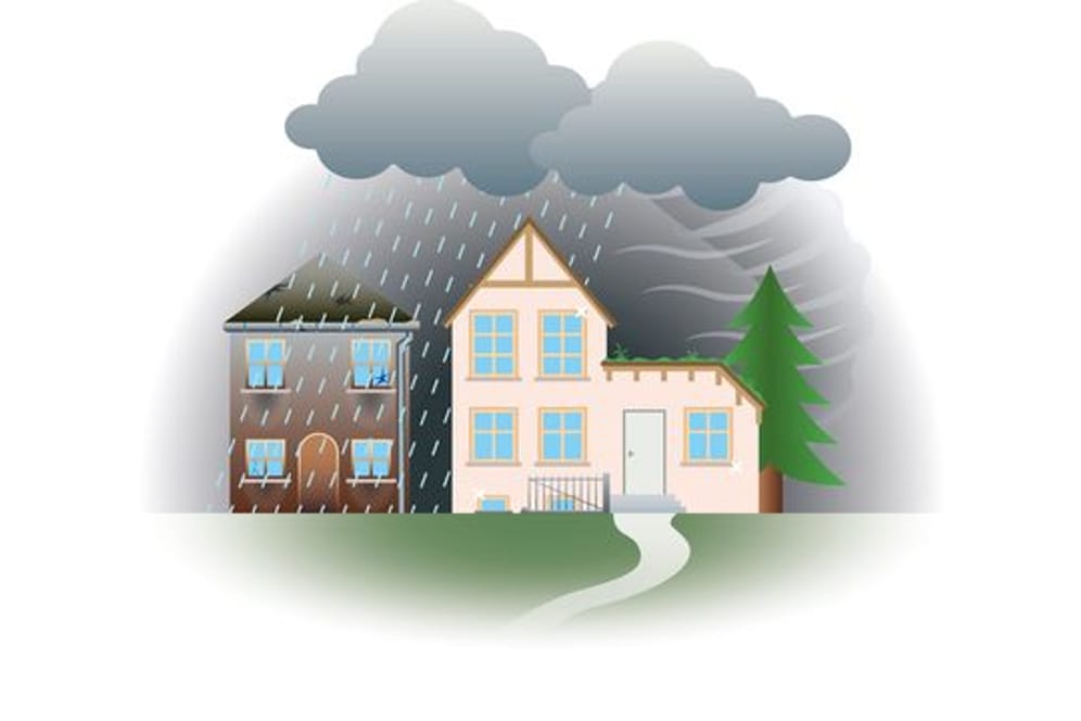 Regen, Sturm, aber auch Hitze - Witterungseinflüsse können die Substanz eines Gebäudes langfristig erheblich schädigen.