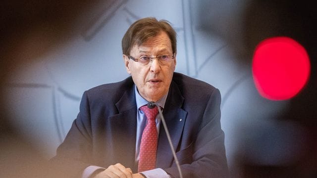 NRW-Justizminister Peter Biesenbach: Er fordert härtere Strafen für Impfpass-Betrüger.