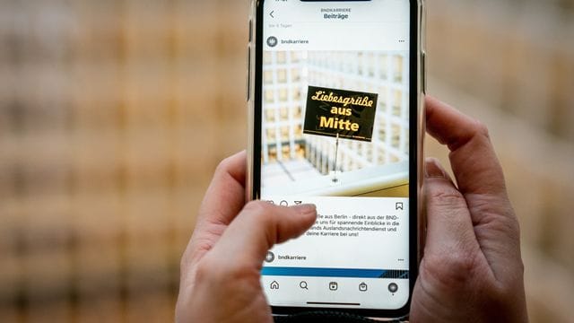 Eine BND-Mitarbeiterin zeigt einen Instagram-Post des deutschen Auslandsgeheimdienstes. Eine BND-Mitarbeiterin zeigt einen Instagram-Post des deutschen Auslandsgeheimdienstes.