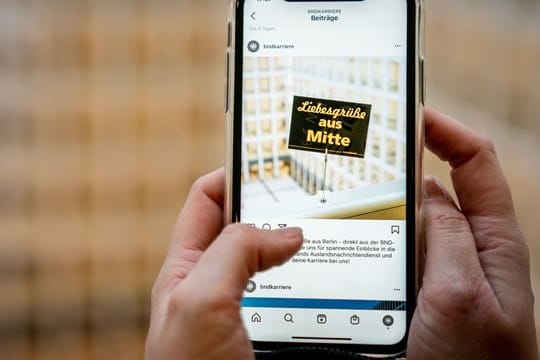 Eine BND-Mitarbeiterin zeigt einen Instagram-Post des deutschen Auslandsgeheimdienstes.