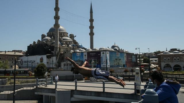 Nach einem langen harten Lockdown lockert die Türkei die Corona-Beschränkungen. Nach einem langen harten Lockdown lockert die Türkei die Corona-Beschränkungen.
