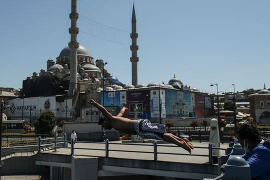 Nach einem langen harten Lockdown lockert die Türkei die Corona-Beschränkungen.