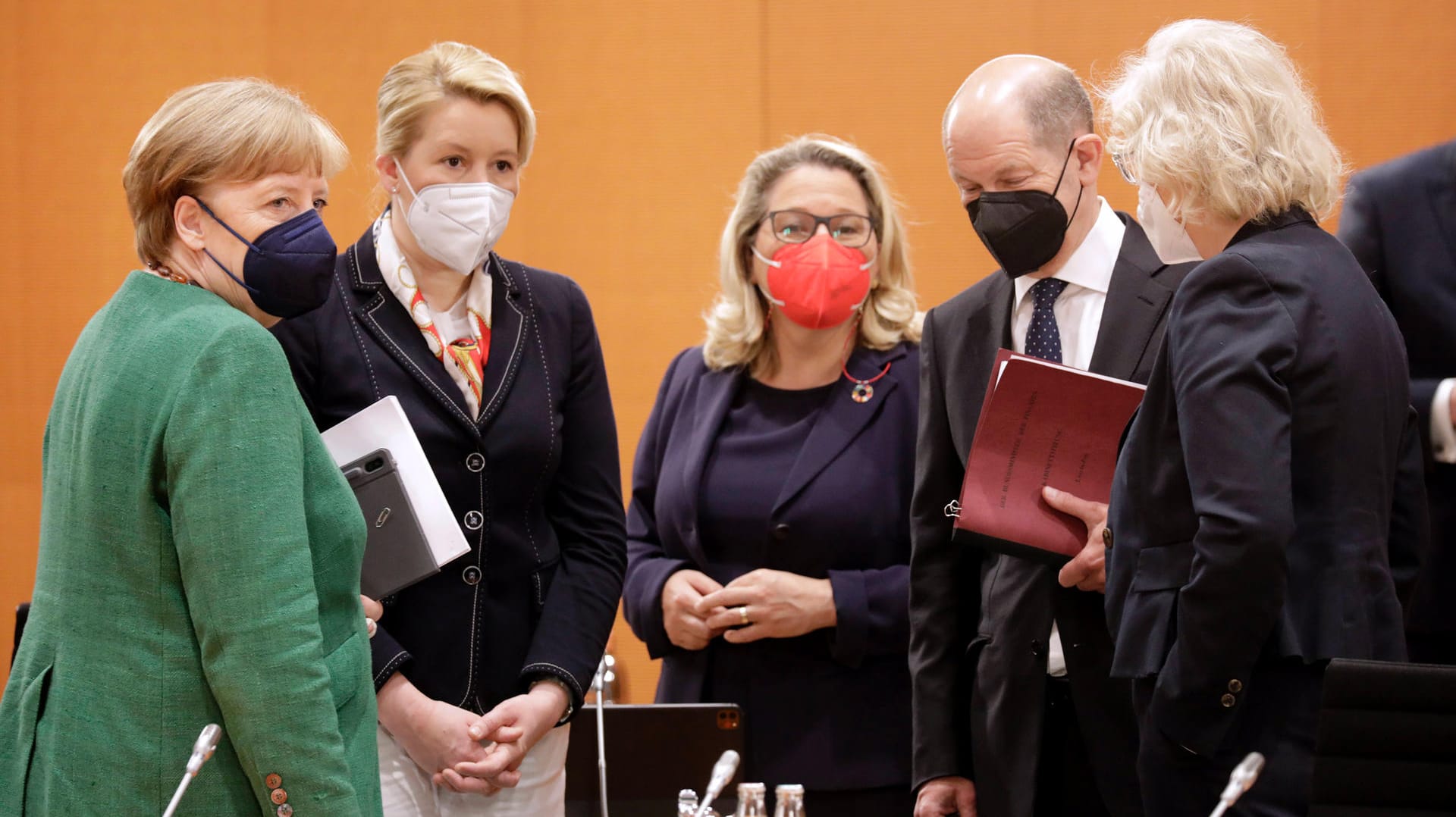 Kanzlerin Merkel (CDU, v. l.) mit den SPD-Ministerinnen und -Ministern Giffey, Schulze, Scholz und Lambrecht: Die Mehrheit der Wähler will keine Fortsetzung der großen Koalition. Kanzlerin Merkel (CDU, v. l.) mit den SPD-Ministerinnen und -Ministern Giffey, Schulze, Scholz und Lambrecht: Die Mehrheit der Wähler will keine Fortsetzung der großen Koalition.