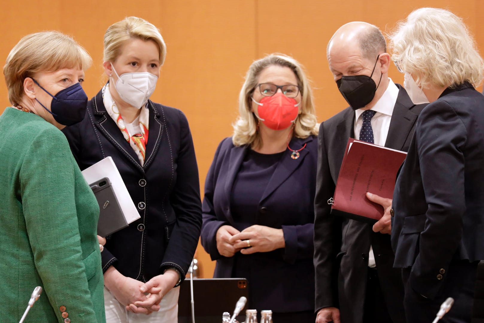 Kanzlerin Merkel (CDU, v. l.) mit den SPD-Ministerinnen und -Ministern Giffey, Schulze, Scholz und Lambrecht: Die Mehrheit der Wähler will keine Fortsetzung der großen Koalition.