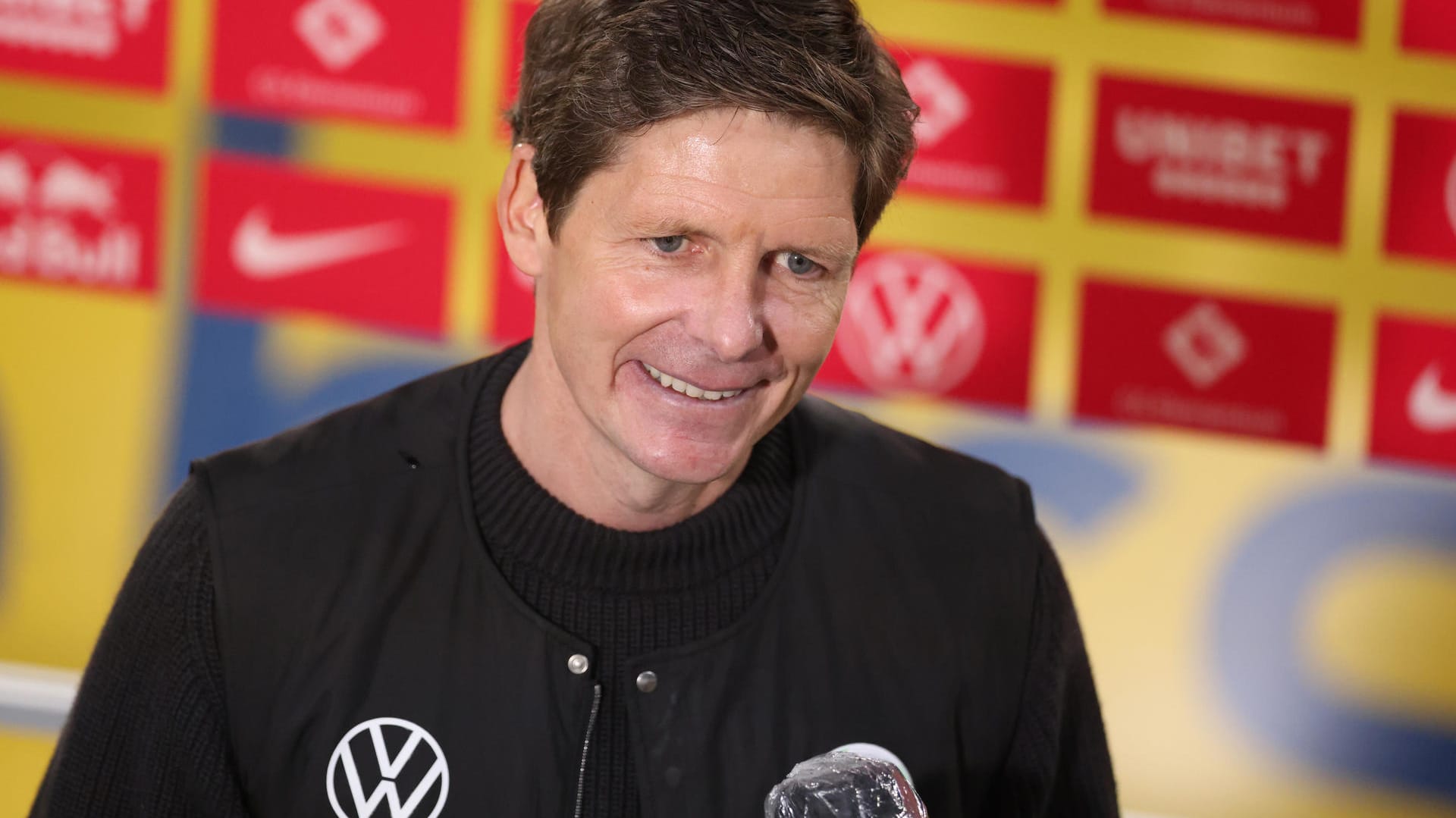 Oliver Glasner: Der Wolfsburg-Trainer wollte sich nicht zu seiner Zukunft äußern. Oliver Glasner: Der Wolfsburg-Trainer wollte sich nicht zu seiner Zukunft äußern.