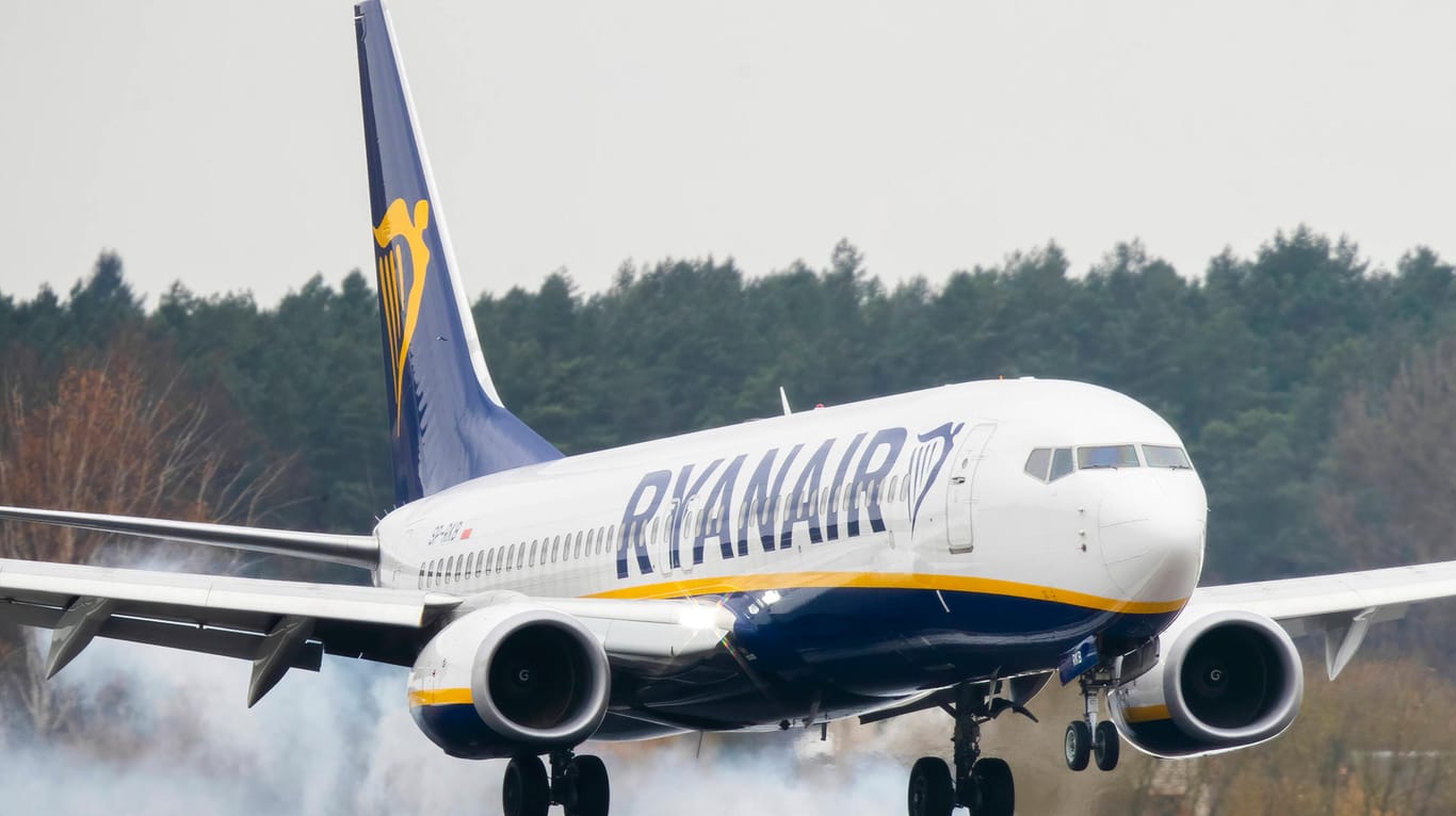Ein Ryanair-Flugzeug (Symbolbild): In der Corona-Krise hat der Flugkonzern durch Reisebeschränkungen einen Milliardenverlust gemacht.