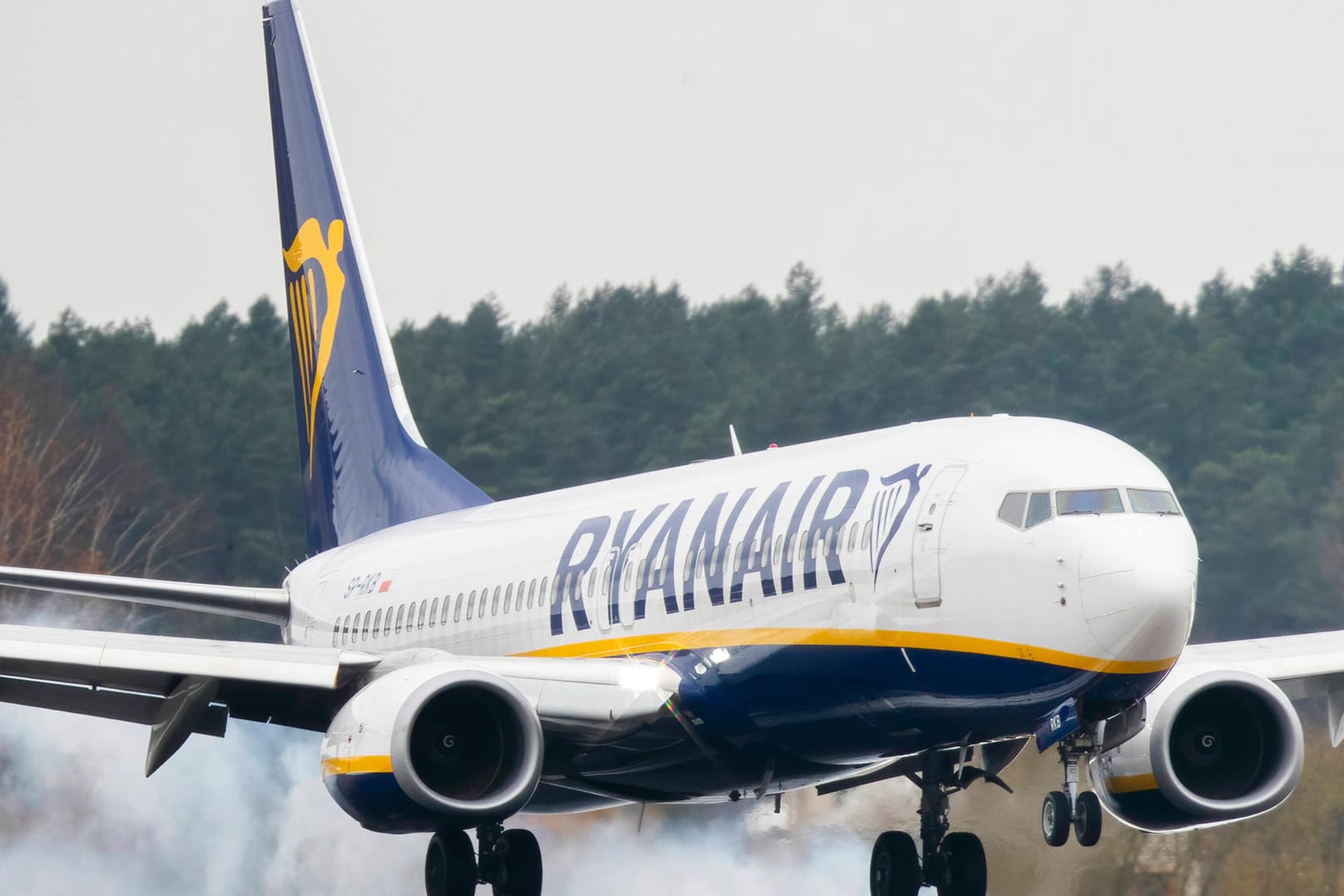 Ein Ryanair-Flugzeug (Symbolbild): In der Corona-Krise hat der Flugkonzern durch Reisebeschränkungen einen Milliardenverlust gemacht. Ein Ryanair-Flugzeug (Symbolbild): In der Corona-Krise hat der Flugkonzern durch Reisebeschränkungen einen Milliardenverlust gemacht.