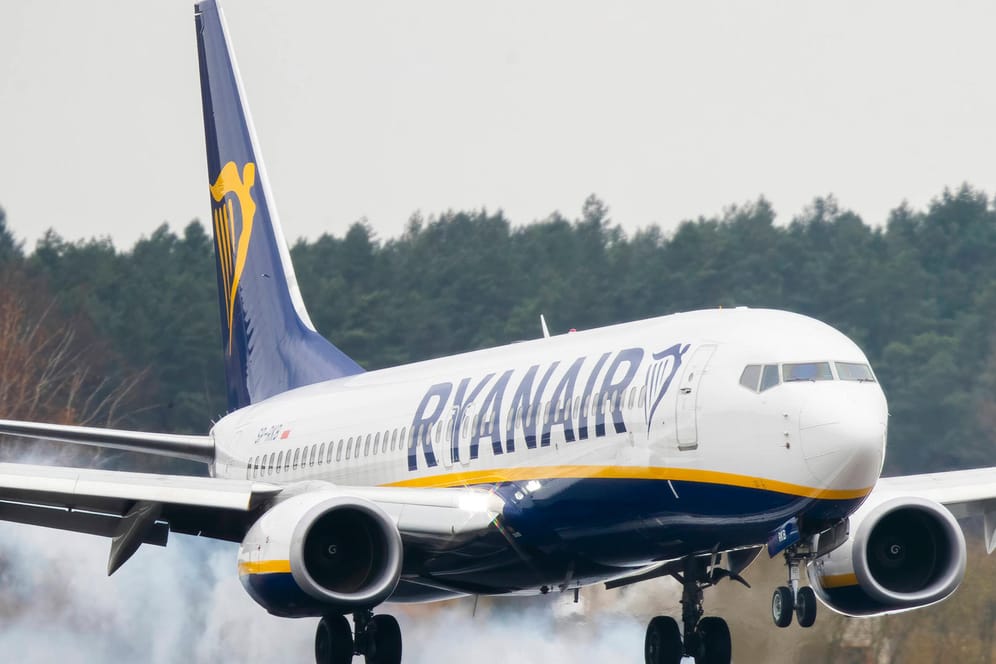 Ein Ryanair-Flugzeug (Symbolbild): In der Corona-Krise hat der Flugkonzern durch Reisebeschränkungen einen Milliardenverlust gemacht.