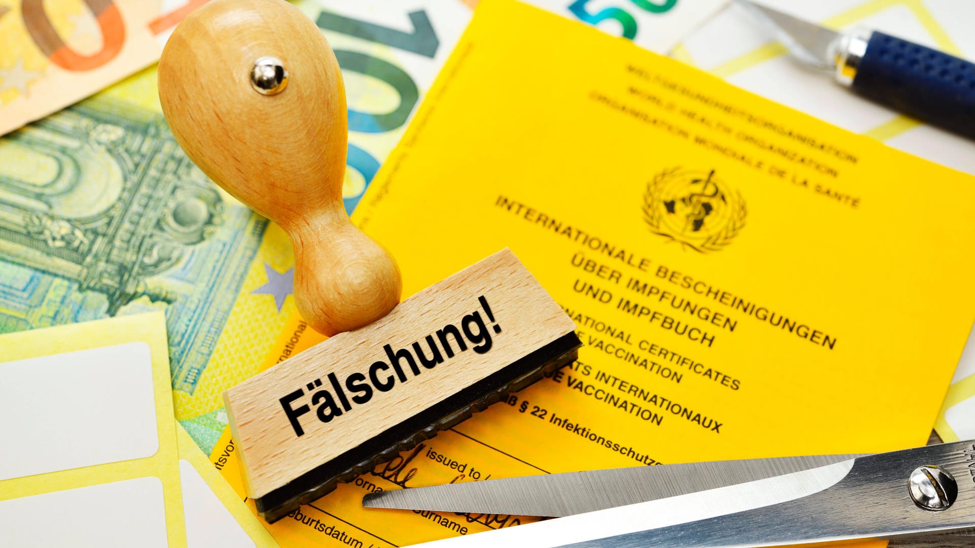 Ein Impfpass und ein Stempel mit der Aufschrift Fälschung (Fotomontage): Corona-Impfungen rufen auch Betrüger auf den Plan. Ein Impfpass und ein Stempel mit der Aufschrift Fälschung (Fotomontage): Corona-Impfungen rufen auch Betrüger auf den Plan.