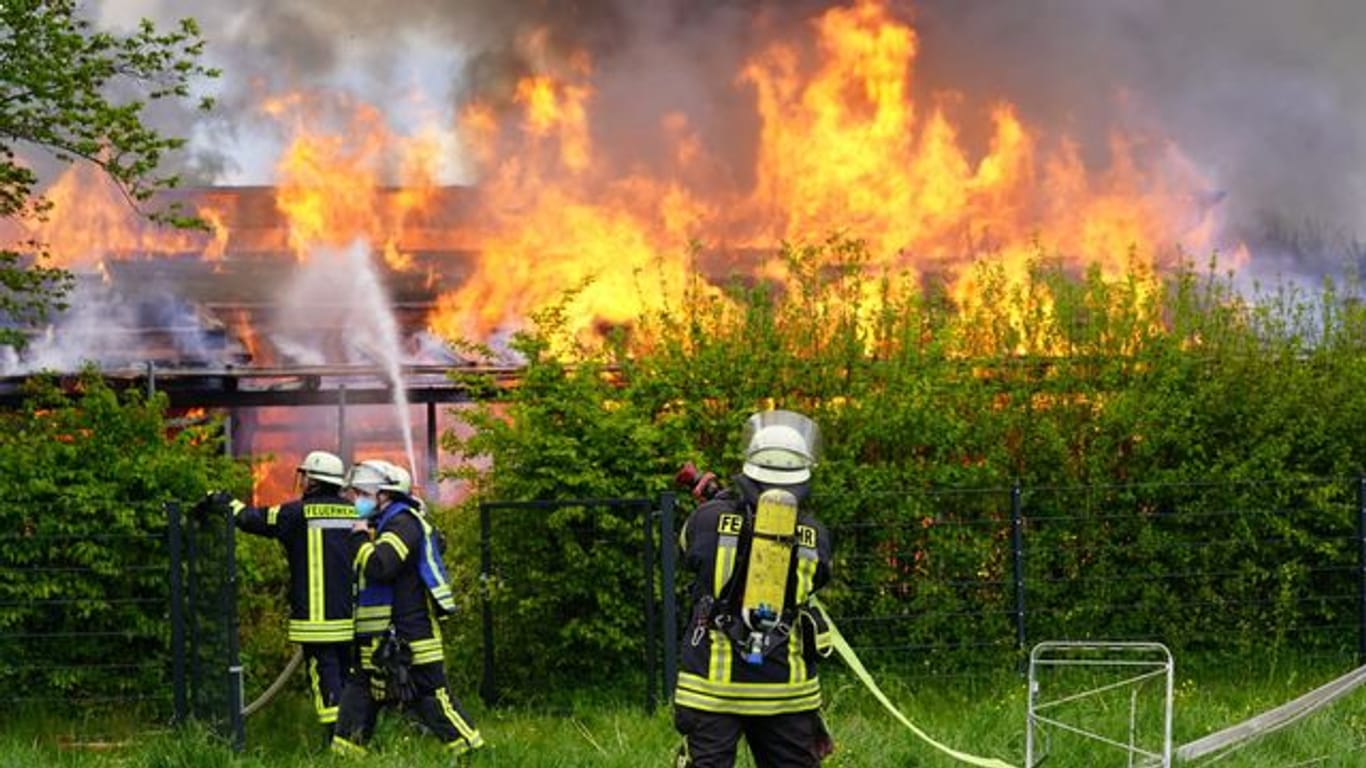 Feuerwehrleute im Einsatz: Ein Kindergarten von SOS Kinderdorf brannte vollständig aus.