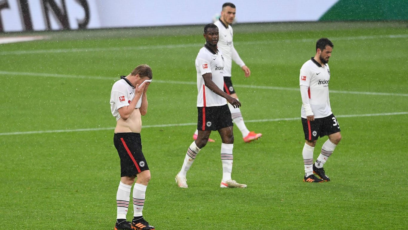Sie konnten es nicht fassen: Enttäuschte Eintracht-Spieler nach der Schalke-Pleite.