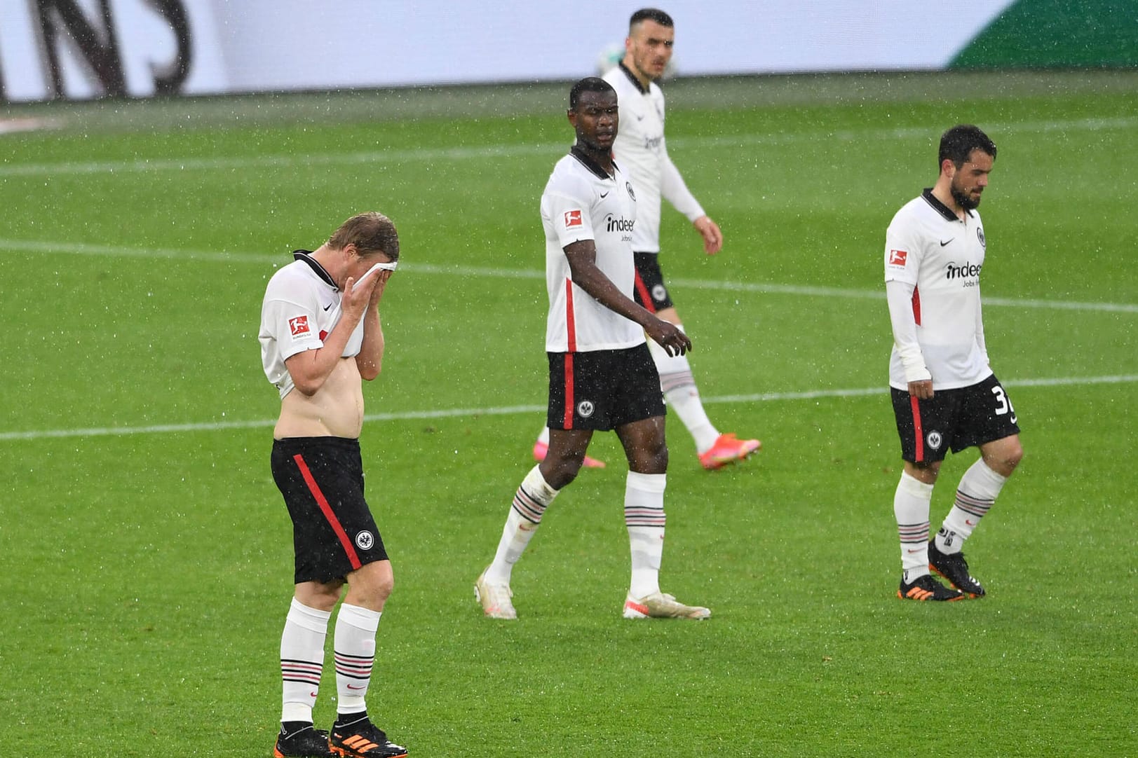 Sie konnten es nicht fassen: Enttäuschte Eintracht-Spieler nach der Schalke-Pleite.