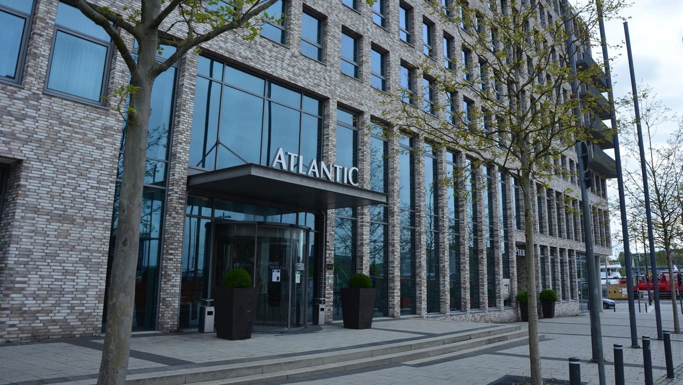 Das Hotel "Atlantic" am Kieler Hauptbahnhof: Die Hoteliers in Kiel hoffen nun, dass die Inzidenz konstant unter dem Wert von 100 bleibt.